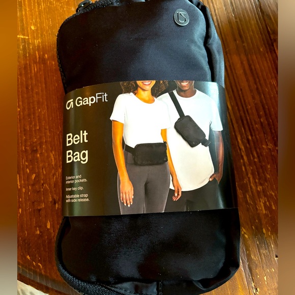 GapFit Black Belt Bag 🖤 - Picture 1 of 2